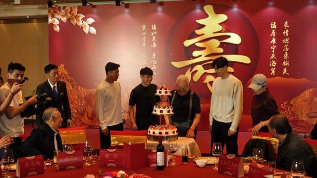 开云官方直播-足坛元老年维泗93岁生日，徐根宝携武磊等弟子为他庆生